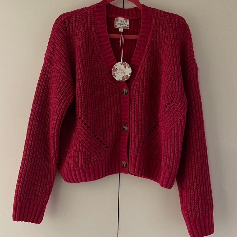 A Chunky knitted cardigan is always a good idea,and this style is extra cute.